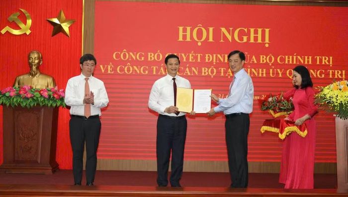 Ông Nguyễn Duy Ngọc, Ủy viên Bộ Chính trị, Bí thư Trung ương Đảng, Trưởng Ban Tổ chức Trung ương trao quyết định cho ông Vương Quốc Tuấn.