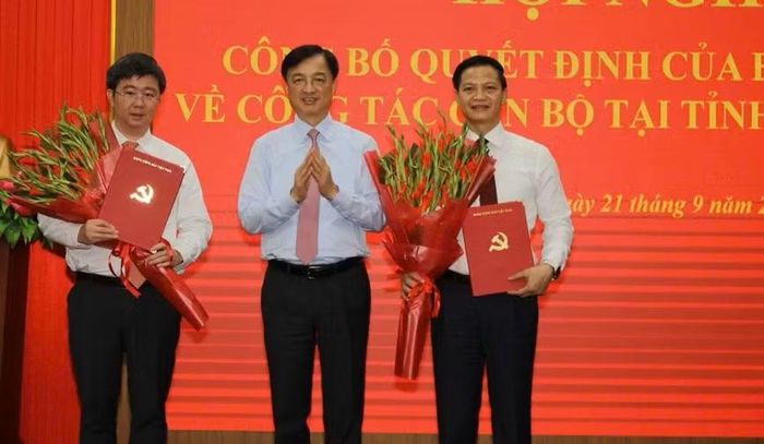 Ông Nguyễn Duy Ngọc, Trưởng Ban Tổ chức Trung ương trao quyết định của Bộ Chính trị đối với ông Vương Quốc Tuấn và ông Bùi Hoàng Phương. Ảnh: HT