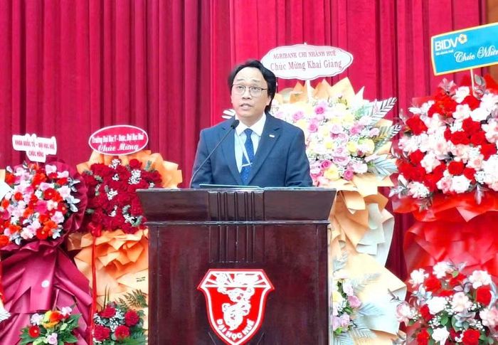 TS Phan Lê Chung, Phó Hiệu trưởng Phụ trách Trường ĐH Nghệ thuật Huế phát biểu chào mừng năm học mới.