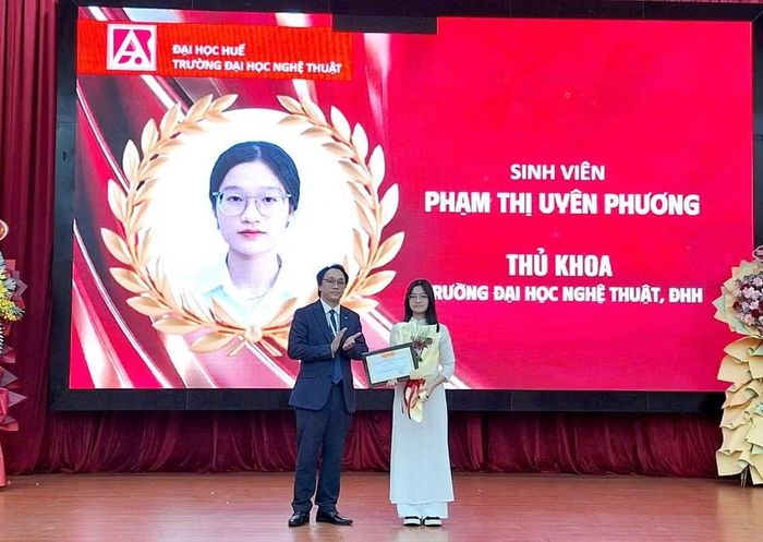 Khen thưởng các thủ khoa trường.