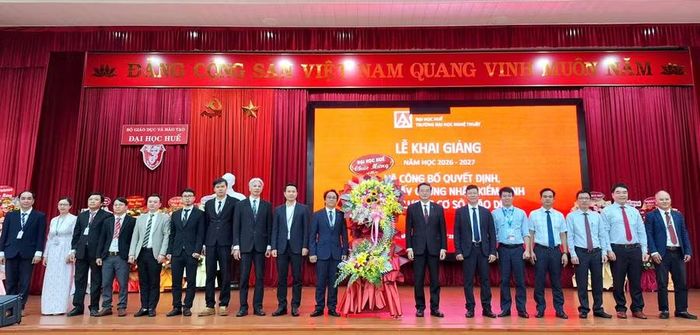 Đại học Huế tặng hoa chúc mừng Trường ĐH Nghệ thuật.