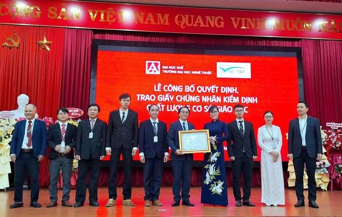 Đại diện nhà trường nhận Giấy chứng nhận kiểm định chất lượng giáo dục từ Trung tâm Kiểm định chất lượng giáo dục – ĐHQG Hà Nội.
