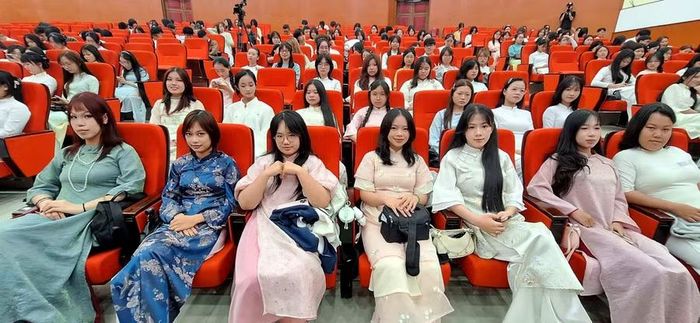 Các tân sinh viên Trường ĐH Nghệ thuật Huế, năm học 2026-2027.