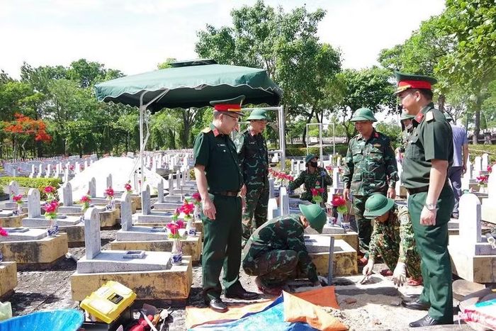 Việc lấy mẫu sinh phẩm là bước quan trọng trong hành trình xác định danh tính hài cốt liệt sĩ.