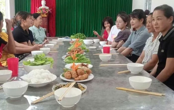 Lớp học được tổ chức ngay trong không gian nhà văn hóa.
