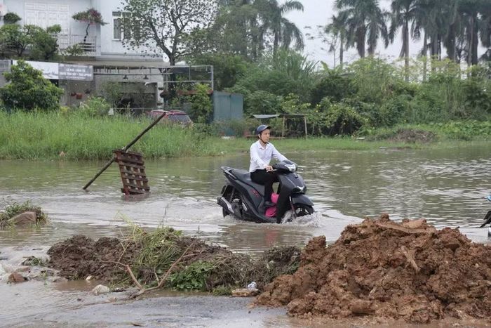 Nước dâng cao tại khu vực phố Viên những ngày qua.