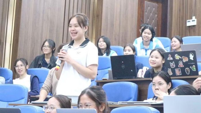 Sinh viên Trường Đại học Sư phạm - Đại học Thái Nguyên trao đổi tại buổi tập huấn “Kỹ năng xây dựng E-portfolio và ứng dụng AI trong dạy học ở trường phổ thông”.
