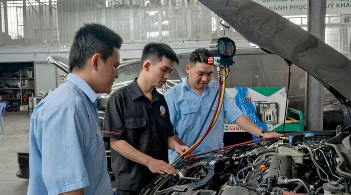 Sinh viên trong giờ thực hành chuyên ngành Công nghệ ô tô nhằm rèn luyện tay nghề, đáp ứng yêu cầu tuyển dụng của doanh nghiệp.