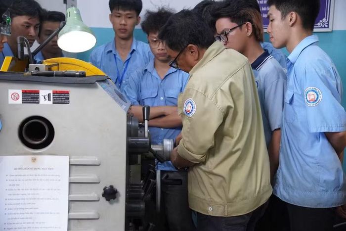 Giảng viên hướng dẫn kỹ thuật vận hành máy tiện giúp sinh viên vững chuyên môn, tự tin tìm kiếm việc làm bền vững sau khi tốt nghiệp.