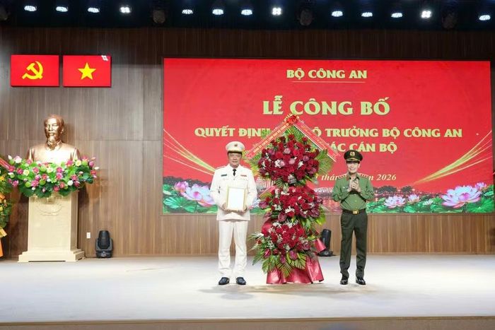 Thượng tướng Lê Quốc Hùng, Thứ trưởng Bộ Công an (phải) trao quyết định điều động, bổ nhiệm Đại tá Nguyễn Đình Dương (trái) giữ chức Giám đốc Công an TP Huế.