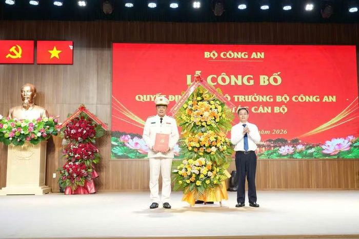 Ông Nguyễn Đình Trung, Bí thư Thành ủy Huế trao Quyết định, chỉ định Đại tá Nguyễn Đình Dương tham gia Ban Chấp hành, Ban Thường vụ và giữ chức Bí thư Đảng ủy Công an TP Huế.
