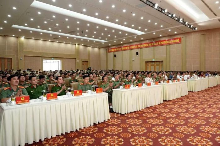 Các đại biểu tham dự buổi lễ.