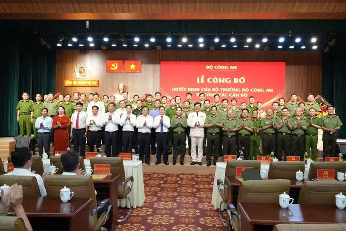 Các đại biểu chụp ảnh lưu niệm chúc mừng tại buổi lễ.