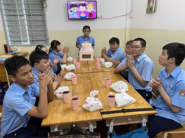 Học sinh Trường chuyên biệt Tương Lai, TPHCM trong tiệc tổ chức sinh nhật cho các em. Ảnh: NTCC