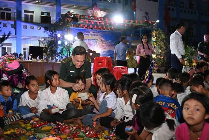 Đại tá Nguyễn Văn Hưng, Chính uỷ Bộ đội Biên phòng tỉnh Lai Châu chia quà cho các em học sinh.