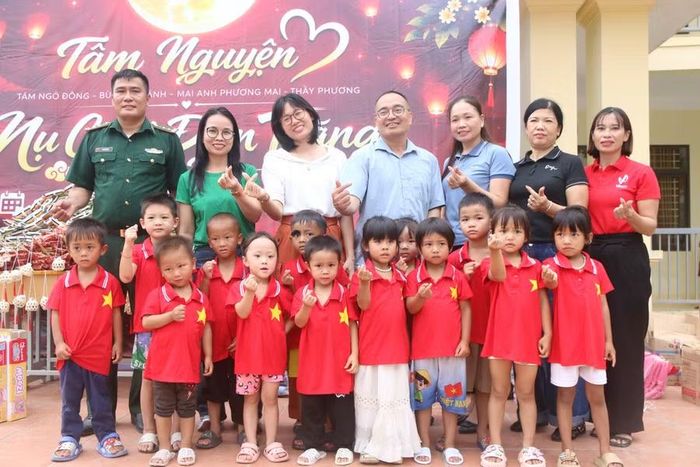 Cô trò Trường Mầm non Trung Chải chụp ảnh cùng đoàn thiện nguyện.