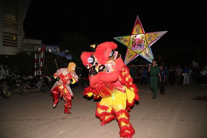 Tiết mục múa lân và rước đèn Trung Thu tại xã biên giới Phong Thổ.