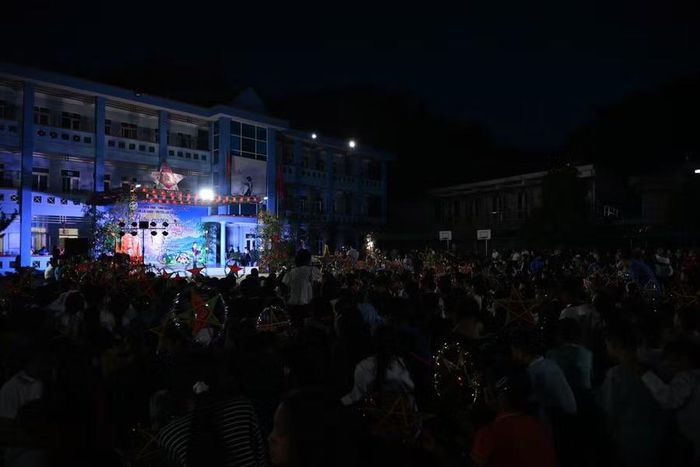 Sân Trường PTDTBT TH&THCS Huổi Luông trong chương trình “Biên cương - Đêm hội trăng rằm”.