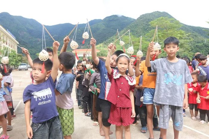 Những chiếc lồng đèn được gửi tới học sinh nơi biên giới Pa Tần.