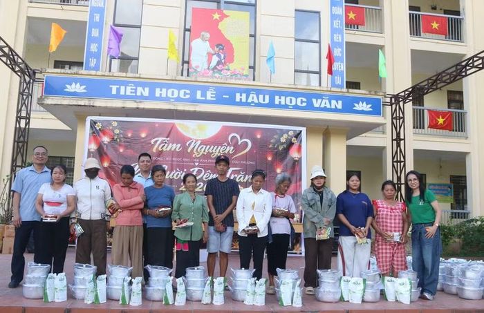 Người dân biên giới Pa Tần nhận quà trong chương trình "Nụ cười đêm trăng".