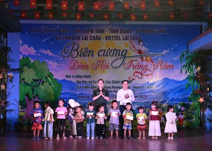 Đại tá Nguyễn Văn Hưng, trao quà cho các em học sinh trong Chương trình “Nâng bước em tới trường - Con nuôi đồn Biên phòng” và Dự án “Cán bộ, chiến sĩ Quân đội nâng bước em tới trường”.
