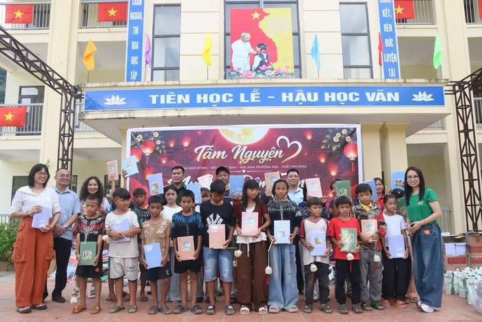 Những món quà góp thêm nguồn lực chăm lo đời sống tinh thần cho trẻ em vùng biên.