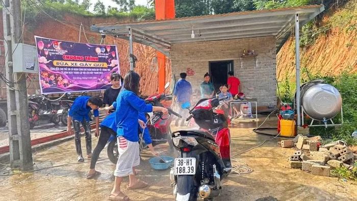 Hơn 40 Đoàn viên xã Sơn Hồng tham gia hoạt động gây quỹ.
