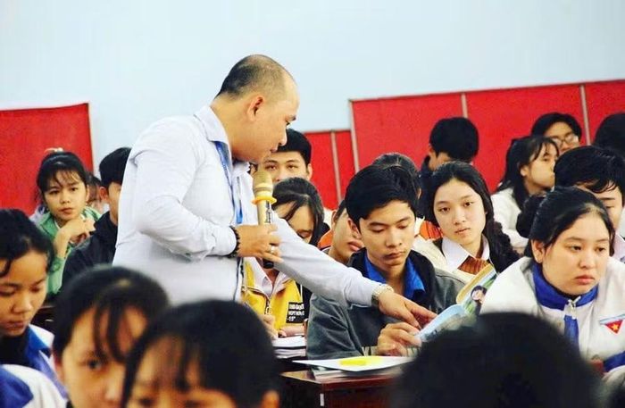 TS Mai Đức Toàn trong một buổi tư vấn tuyển sinh hướng nghiệp cho học sinh. Ảnh: NVCC.