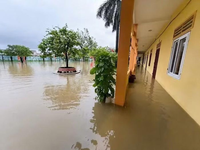 Mưa lớn gây ngập tại Trường Tiểu học Hoàng Mai 1.