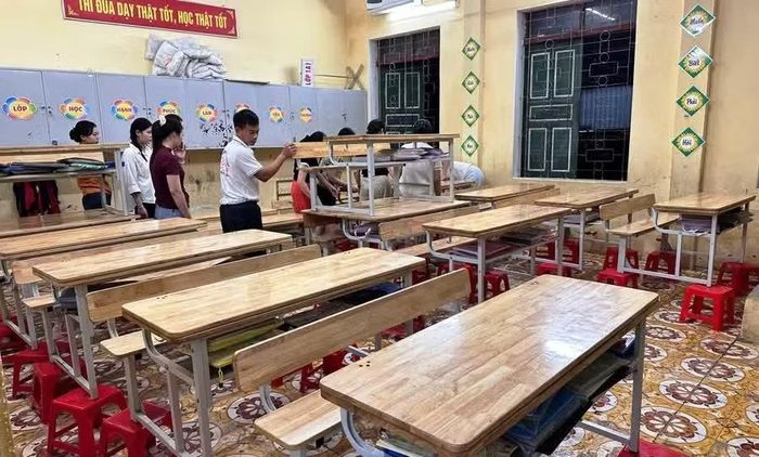 Giáo viên Trường Tiểu học Thiệu Dương, phường Hàm Rồng (Thanh Hóa) kê cao bàn ghế để tránh lũ hôm 17/9. (Ảnh: Thế Lượng)