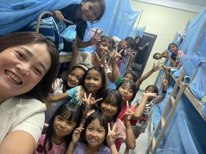 Học sinh Trường phổ thông nội trú Tiểu học & THCS A Vương được theo dõi và hướng dẫn kỹ các kỹ năng tự phục vụ như vệ sinh cá nhân, sắp xếp chăn màn, vệ sinh phòng ở... Ảnh: NTCC
