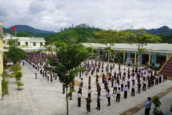 Học sinh Trường Phổ thông nội trú Tiểu học & THCS La Êê tập thể dục giữa giờ.