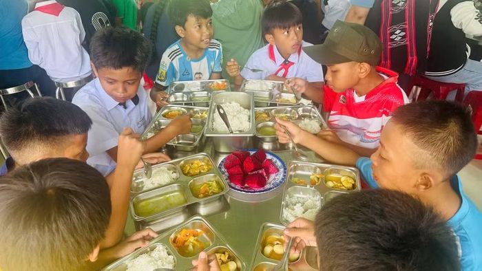Giờ ăn của học sinh Trường Phổ thông nội trú Tiểu học & THCS La Êê. Ảnh: NTCC.