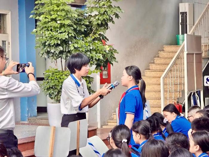 Học sinh trả lời câu hỏi của cô Hiệu trưởng.