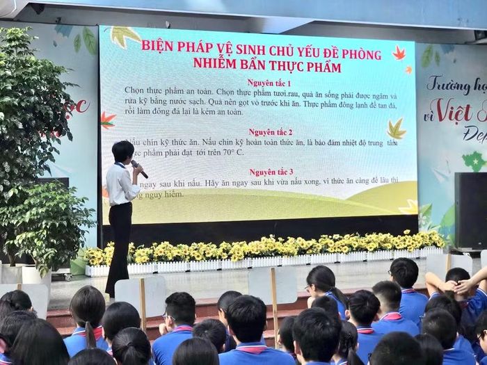 Các kiến thức, kỹ năng cơ bản để phòng chống nguy cơ bị ngộ độc thực phẩm được trao đổi tới học sinh.