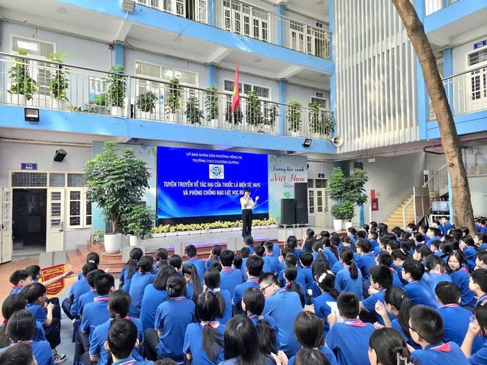 Nhiều kỹ năng bổ ích được tuyên truyền ngay tại sân trường để học sinh nắm bắt.
