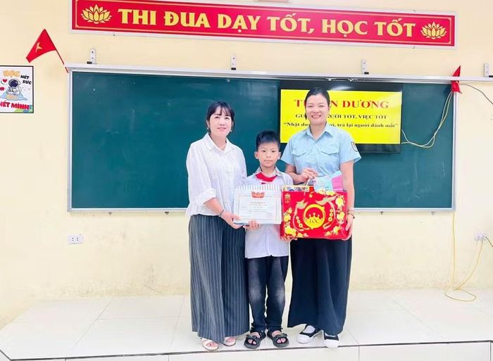Em Trần Minh Trí được nhà trường tặng giấy khen và tuyên dương vì hành động đẹp. Ảnh: NTCC.