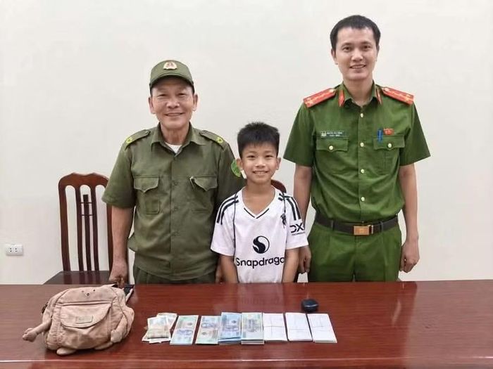 Trần Minh Trí đã mang toàn bộ số tiền có trong chiếc túi nhặt được đến trụ sở An ninh thôn để tìm người đánh rơi. Ảnh: NTCC.