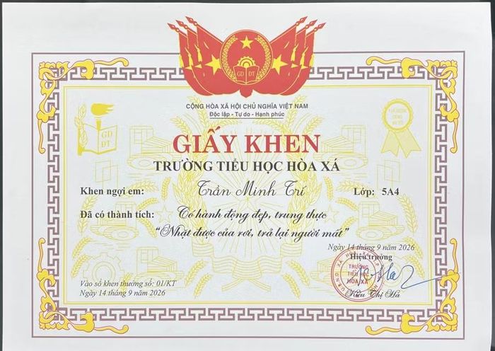 Em Trần Minh Trí được nhà trường tặng giấy khen vì có hành động đẹp "Nhặt được của rơi, trả lại người mất".