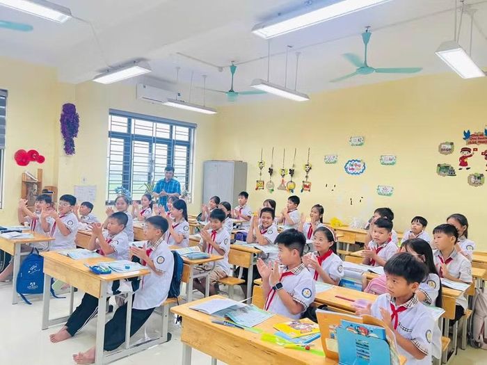 Các bạn học cùng lớp 5A4 của Trí cũng như học sinh toàn trường cùng biểu dương hành động đẹp của Trí.