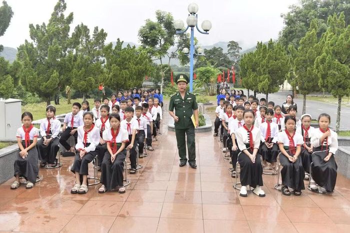Thiếu tá Nguyễn Chí Tôn, Đội trưởng Đội Vận động quần chúng, Đồn BPCK Tén Tằn, trở thành người thầy đặc biệt của tiết học.