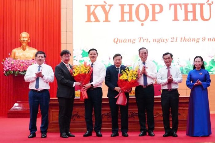 Lãnh đạo tỉnh Quảng Trị tặng hoa chúc mừng ông Bùi Hoàng Phương (thứ 2 bên trái qua).