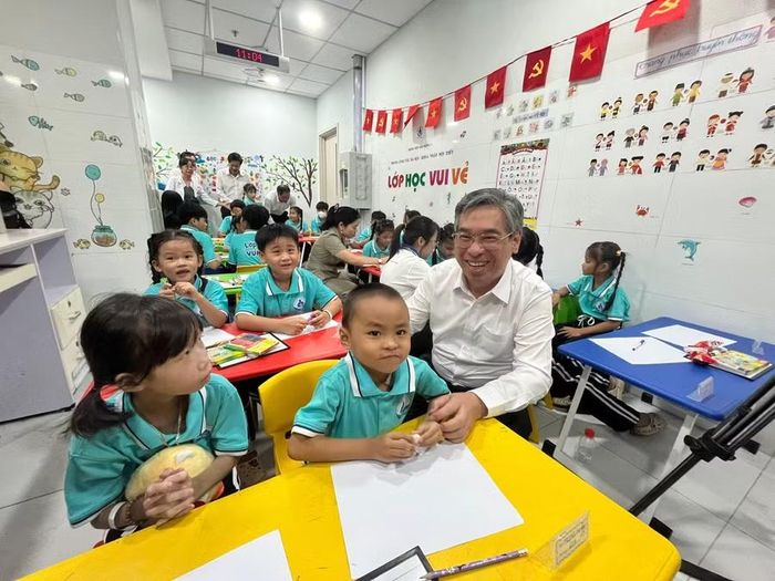 Trẻ em trong lớp học Vui Vẻ, có em bị bệnh thận mạn tính, trong lễ khai giảng đầu năm học 2026-2027. Ảnh: Phương Nhi