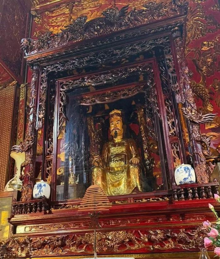 Đền Trần Thương thờ Hưng Đạo Đại vương Trần Quốc Tuấn cùng gia quyến và các tướng lĩnh nhà Trần.