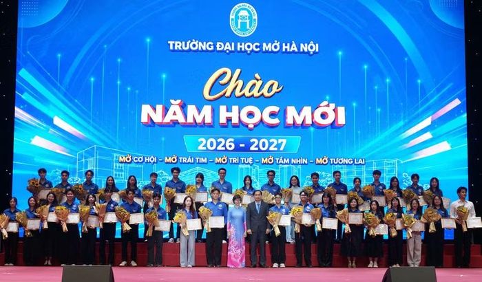 PGS.TS Dương Thăng Long – Phó Bí thư Đảng ủy, Phó Hiệu trưởng và TS. Nguyễn Minh Phương - Phó Hiệu trưởng trao khen thưởng cho SV có thành tích xuất sắc trong công tác Đoàn - Hội