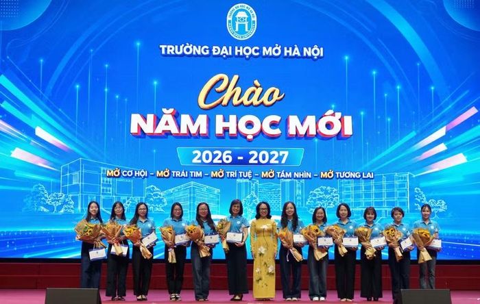 PGS.TS Nguyễn Thị Nhung trao quà cho NCS một chiếc máy tính bảng.
