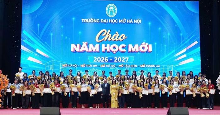 TS Trần Văn Đạt - Phó Vụ trưởng Vụ Học sinh, Sinh viên (Bộ GD&ĐT), PGS.TS Nguyễn Thị Nhung – Bí thư Đảng ủy, Hiệu trưởng Trường Đại học Mở Hà Nội cùng lên sân khấu trao giấy khen và tặng hoa vinh danh những sinh viên xuất sắc