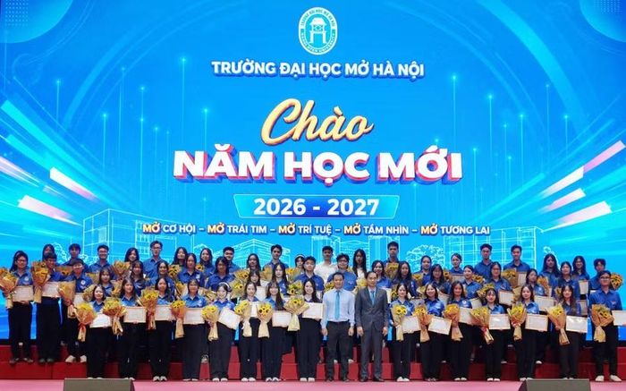 PGS.TS. Dương Thăng Long – Phó Bí thư Đảng ủy, Phó Hiệu trưởng; TS Bùi Thanh Sơn - Phó Hiệu trưởng trao khen thưởng cho sinh viên có thành tích xuất sắc trong công tác Đoàn - Hội.