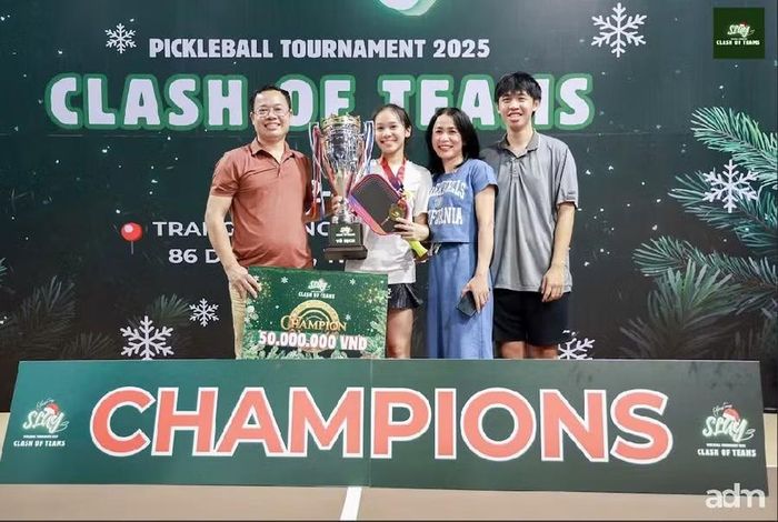 Gia đình đồng hành và chúc mừng Bảo Châu cùng đồng đội vô địch giải Slay Pickleball Tournament 2025 tại TP Đà Nẵng. (Ảnh: NVCC)