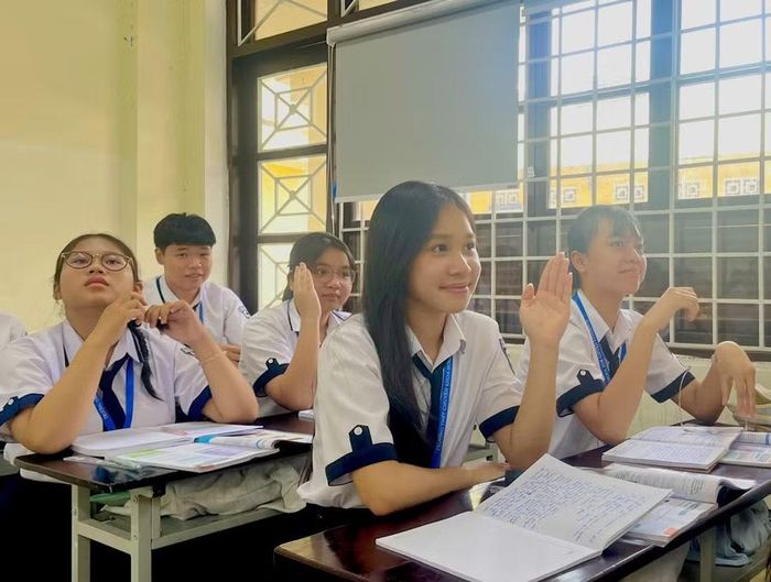 Trong lớp học, Bảo Châu thể hiện tư duy và kiến thức với nền tảng từng đạt nhiều giải thưởng trong các kỳ thi học sinh giỏi Văn cấp THCS.